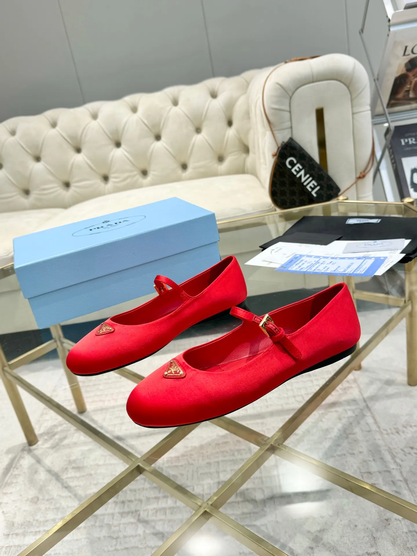 👟👟Ex-factory price 500👟👟 New arrival 👉Ready stock👈Remove the original board and make a 1:1 replica‼ ️ Highest version 2024 Prada early autumn catwalk hot style 😘 Latest autumn style Flat-soled travel series Original 1:1 mold outsole, a must-have for goddesses, super comfortable on the feet, reducing age 👉 The upper is made of imported original velvet, soft and textured, lining + foot pads, imported sheepskin lining, breathable and comfortable, private molded buckles (all original logos), packaging process Code number 35M-39M (40 41 customized, non-refundable and non-exchangeable)✅